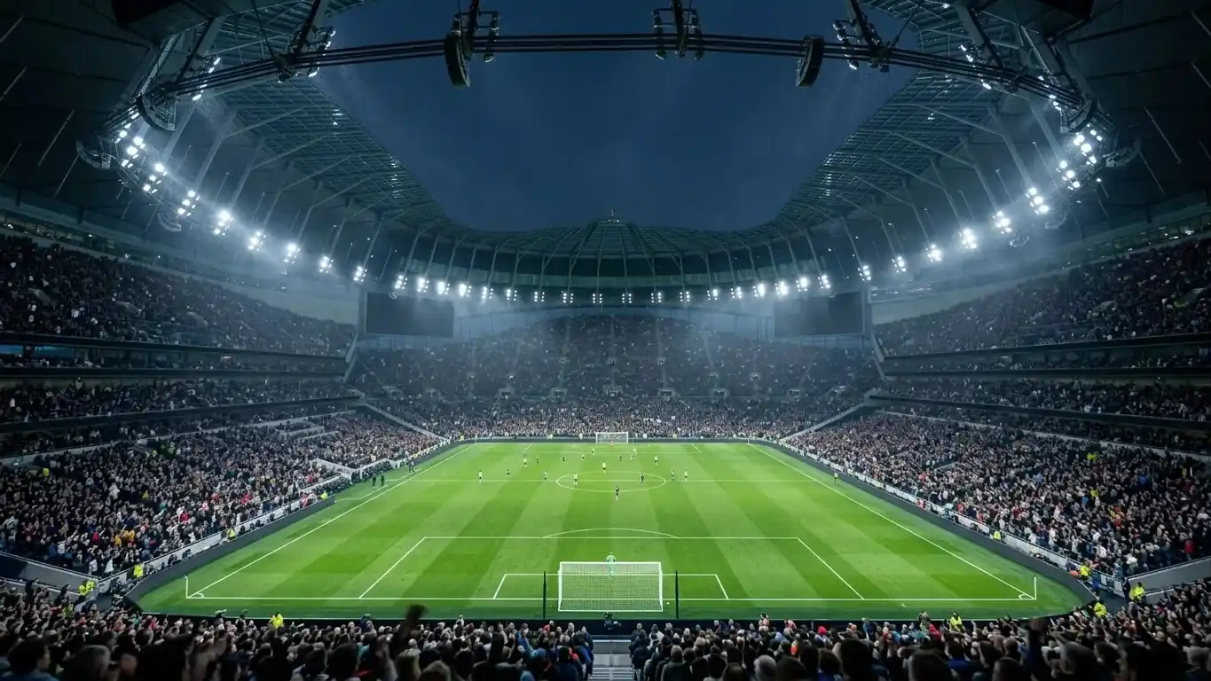 Innenansicht eines modernen Fussballstadions mit geschlossenem Dach bei Flutlicht