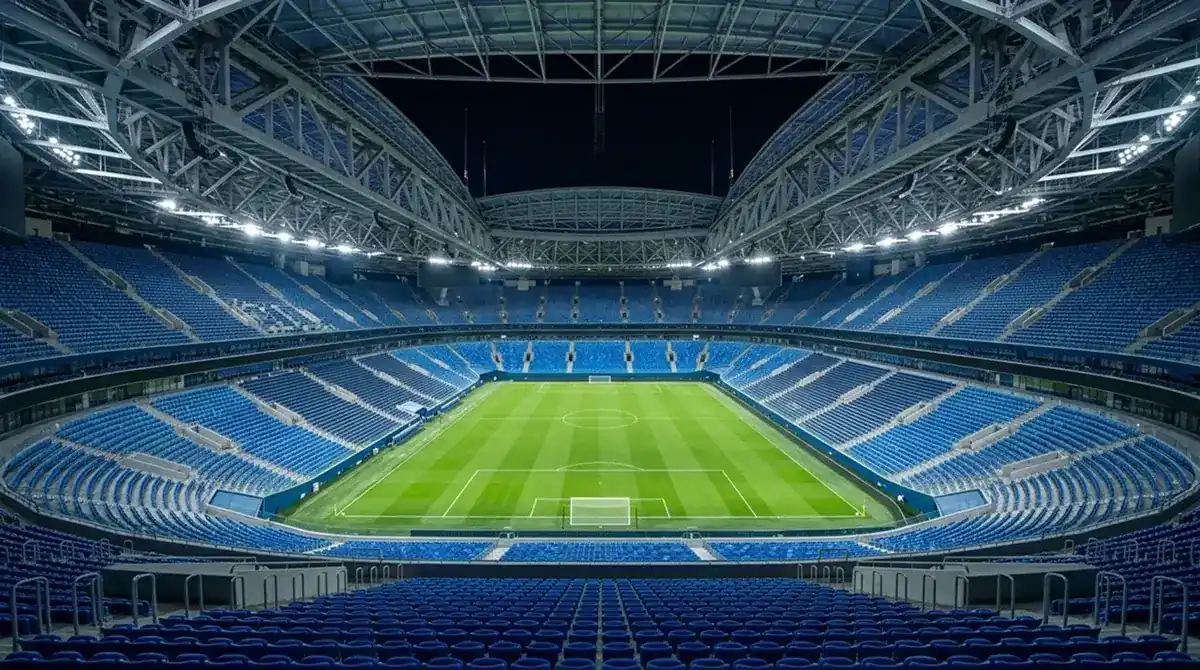 Innenansicht eines modernen Fussballstadions mit geschlossenem Dach